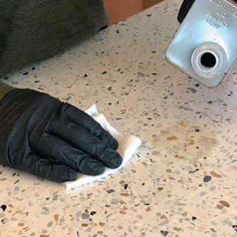 Terrazzo bordplade gør det-selv: Giv bordpladen imprægneringsvæske Terrazzo bordplade gør det-selv: Giv bordpladen imprægneringsvæske